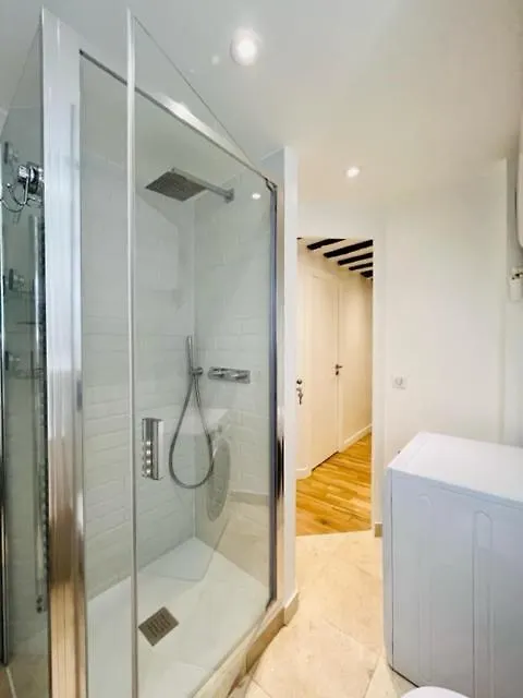 Enjoy Paris Apartment 0*,